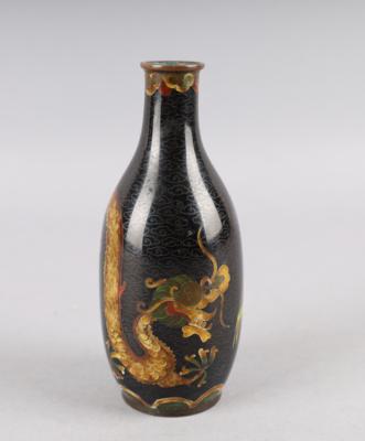 Cloisonné Vase mit Drache und Phönix, China, 19./20. Jh., - Works of Art