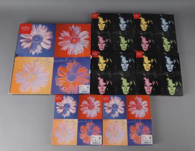 Platzteller und sechs Dessertteller mit Motiv 'Daisies', nach Andy Warhol (1928-1987), Firma Rosenthal, studio-line, in Originalkartons - Antiquitäten