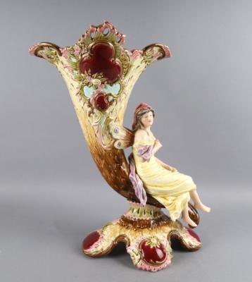 Vase in Form eines Füllhorns mit geflügelter Genie, Eichwald, Ende 19. Jh. - Antiquariato