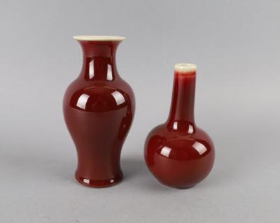 2 kleine Ochsenblut glasierte Vasen, - Starožitnosti