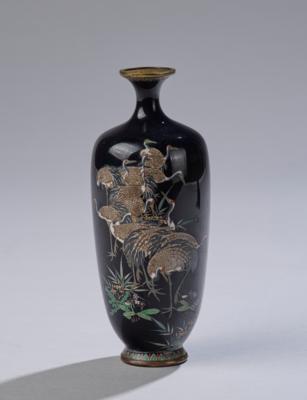 Cloisonné Vase mit zwölf Kranichen, Japan, Meiji Periode, - Works of Art