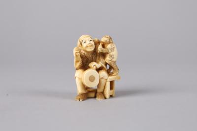 Netsuke eines sitzenden sarumawashi mit Affen, Japan, 1. Viertel 20. Jh., - Antiquariato