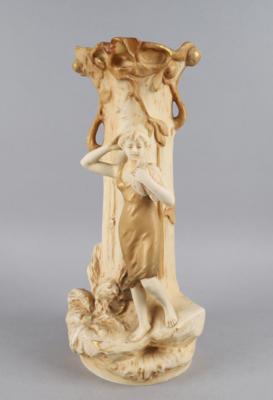 Amphorenförmige Vase mit Baum- und Figuraldekor, Entwurf: um 1900/15, Ausführung: Royal Dux Boehmia, um 1912-51 - Antiquariato