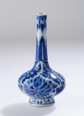 Blau-weiße Rosenwasserflasche, China, Kangxi Periode (1662-1722), - Antiquitäten