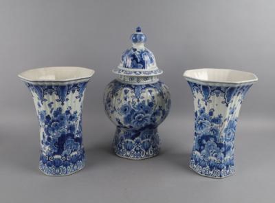 1 Paar Vasen, 1 Deckelvase, Delft, 20. Jh., - Antiquitäten