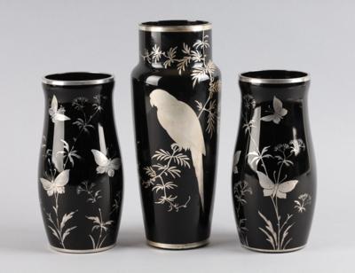 Vase und Vasenpaar mit Papageien- und Schmetterlingsdekor, Carl Goldberg, Haida, um 1900 - Works of Art