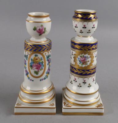 Zwei Kerzenständer, Sächsische Porzellanmanufaktur Dresden, - Antiquitäten