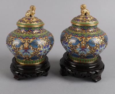 Paar Champlevé Deckelvasen, China, 20./21. Jh., - Antiquitäten