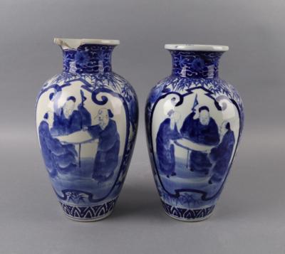 Paar blau-weiße Vasen, Japan, 20. Jh., - Antiquitäten