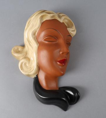Wandmaske eines Frauenkopfes im Profil, Modellnummer: 2307, Gmundner Keramik, um 1960 - Antiquariato