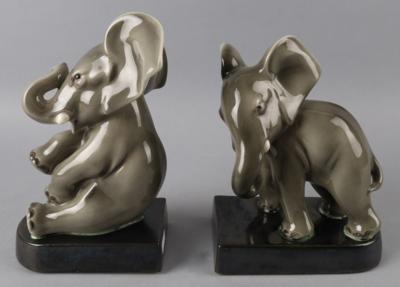 Rudolf Chocholka, Paar Elefantenbuchstützen, Modellnummern: 2587 und 2588, Ausführung: Firma Keramos, Wien, ab ca. 1950 - Antiquariato
