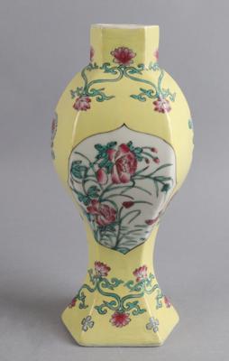 Famille rose Vase, China, 18./19. Jh., - Works of Art