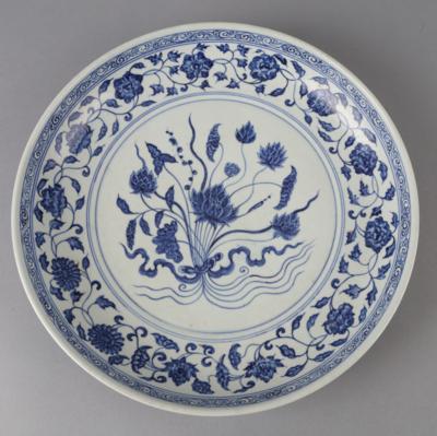 Blau-weißer Teller, China, 20./21. Jh., - Works of Art
