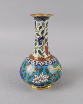 Kleine Cloisonné Vase, China, 1. Hälfte 20. Jh., - Antiquitäten