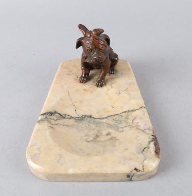 Kleiner Hund mit verbundenem Auge auf Steinschale, - Works of Art
