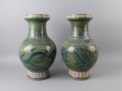 Paar Famille rose Vasen mit Drachendekor, - Antiquariato