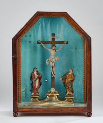 Kreuzigungsgruppe in verglaster Vitrine, alpenländisch 19. Jh., - Works of Art