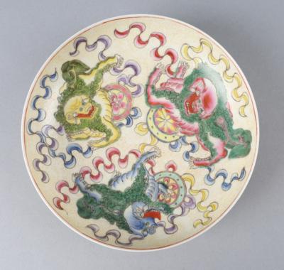 Famille rose Teller mit buddhistischen Löwen, China, - Works of Art