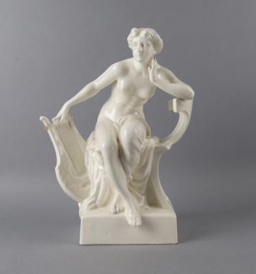 Sitzende junge Frau mit Lyra, Modellnummer: 3577, Entwurf: ca. 1907, Ausführung: Wiener Manufaktur Friedrich Goldscheider, um 1912-1920 - Antiquariato