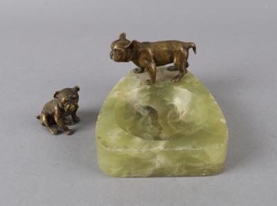 Steinschale mit Bulldogge und sitzende Bulldogge, - Antiquitäten