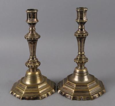 Zwei leicht variierende Kerzenleuchter, - Antiquitäten