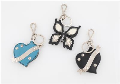 PRADA - 2 Herz-Schlüsselanhänger, 1 Schmetterlingsanhänger, - Handtaschen und Accessoires