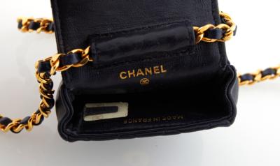 Seltene Chanel Micro Mini Flap Bag, - Handtaschen & Accessoires 2022/10/12  - Realized Price: Eur 1,700 - Dorotheum