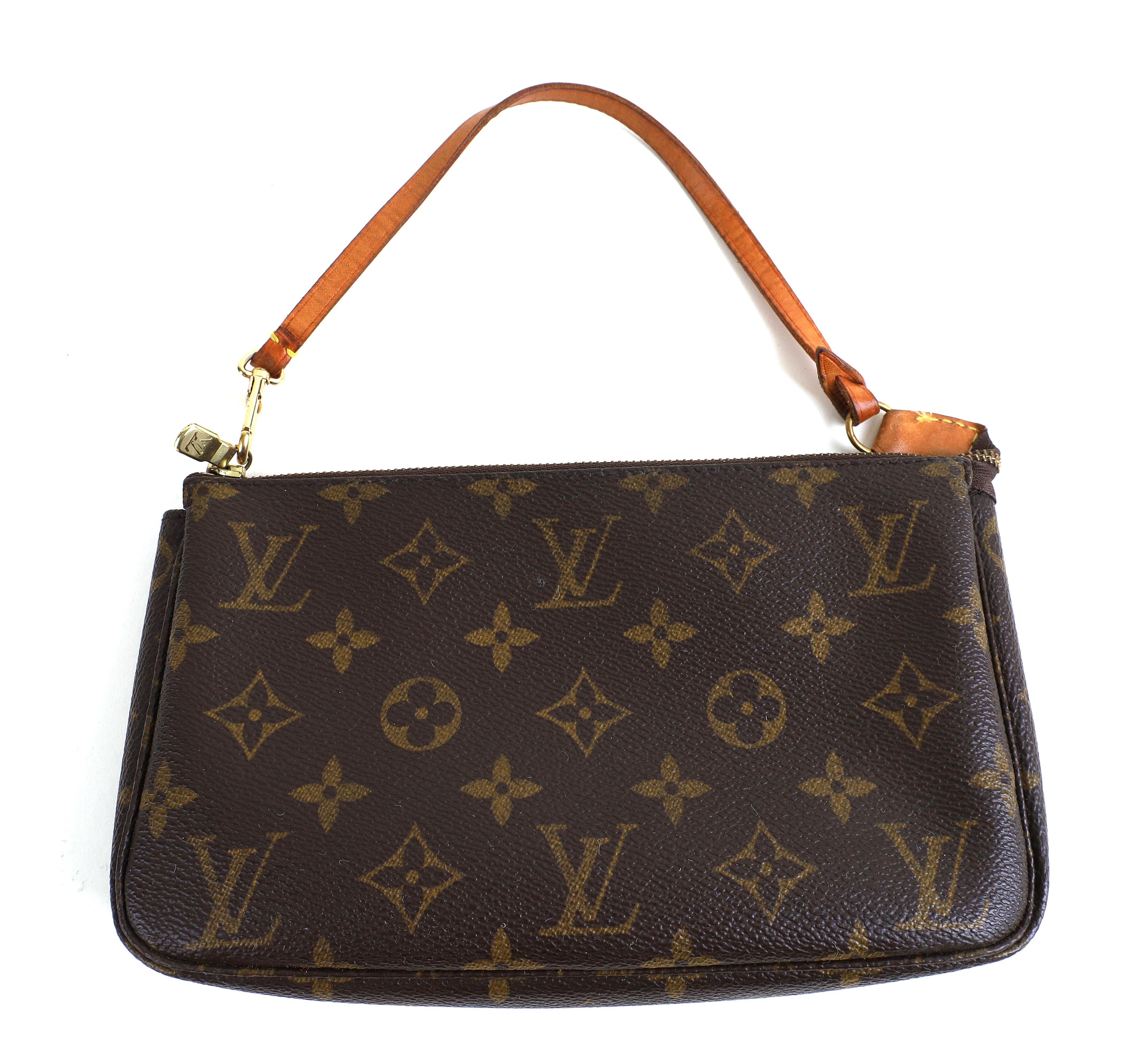 Sold at Auction: Louis VUITTON Classic Pochette Shoulder Bag