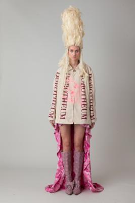 trench coat with screen print - Móda Florentiny Leitnerové, 21 vzhledů inspirovaných uměleckými díly z Dorothea