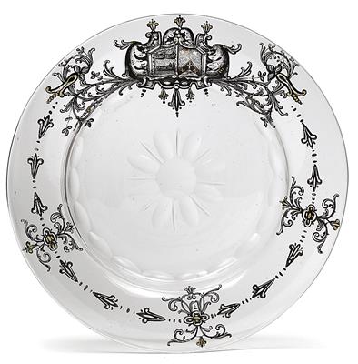 A baroque plate with coat-of-arms painted in Schwarzlot, - Sklo, Porcelán