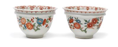 A pair of Du Paquier cups, - Glass and porcelain