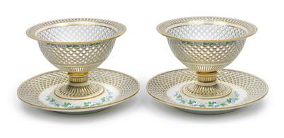 A pair of baskets with presentoirs, - Glass and porcelain