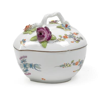 A lidded box, - Glass and porcelain