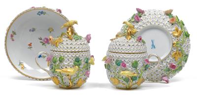 A pair of floral cups with lids and saucers, - Vetri e porcellane
