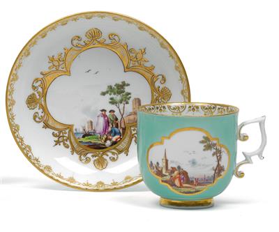 Tasse und Untertasse mit Kauffahrtteiszenen, - Glas und Porzellan