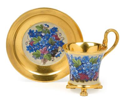 Tasse und Untertasse mit Leberblümchen-Malerei, - Glas und Porzellan