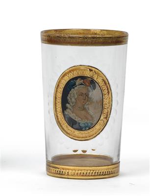 A cup bearing a portrait of "Mariae Antoinette", - Sklo, Porcelán