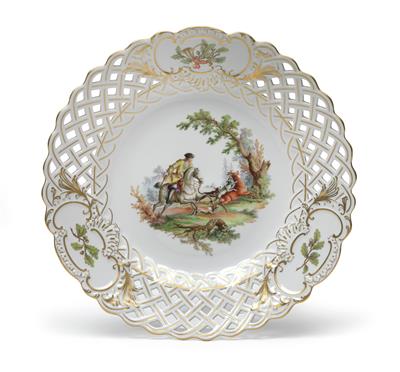 A lattice-work plate decorated with hunting scenes after Ridinger, - Vetri e porcellane