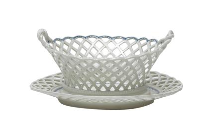 A small oval basket with presentoir, - Sklo, Porcelán