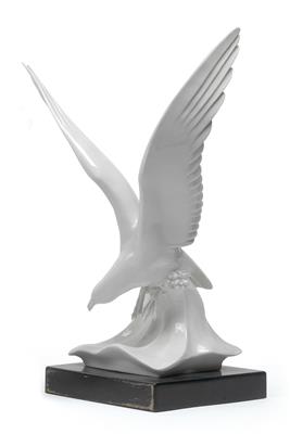 A figure of a seagull on a wood base, - Glass and porcelain