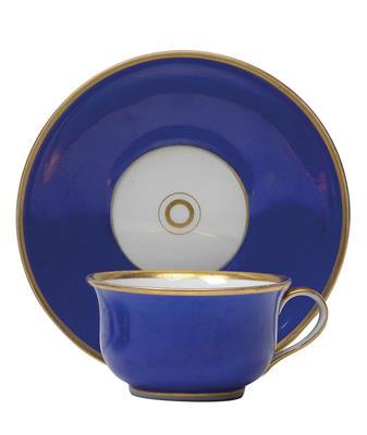 Tee-Tasse und Untertasse mit königsblauem Fond, - Glas und Porzellan