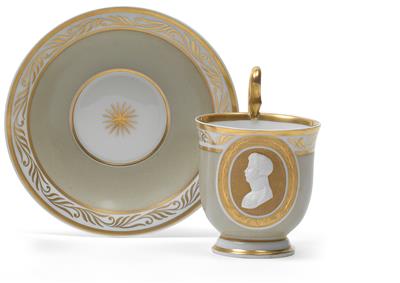 "Friedrich Wilhelm III." Tasse mit Büste und Untertasse, - Glas und Porzellan