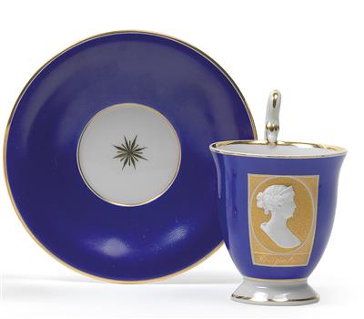"Queen Luise" – A portrait cup and saucer, - Sklo, Porcelán
