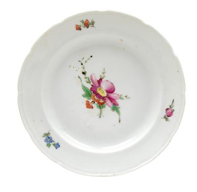 A Russian floral plate, - Vetri e porcellane
