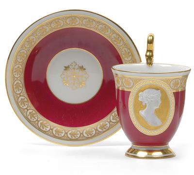 Tasse mit Büste der Königin Luise und Untertasse datiert "10. Maerz 1776-10-Maerz 1926", - Glas und Porzellan