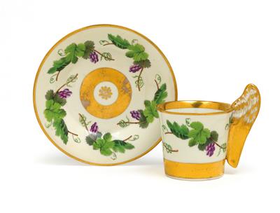 A cup with wing-shaped handle and saucer, - Vetri e porcellane