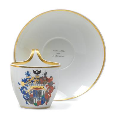 An armorial cup and saucer with dedication "A. Frhr. Von Kleist seinem D. Frhr. Von Loé", - Sklo, Porcelán