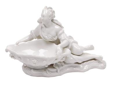 A reclining lady holding a bow, - Glass and porcelain