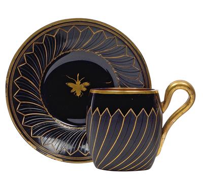 A hyalith cup and saucer, - Sklo, Porcelán