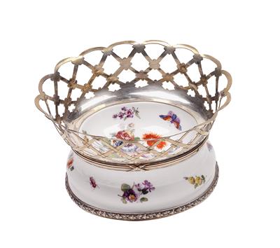 An oval bowl with French silver mount, - Vetri e porcellane